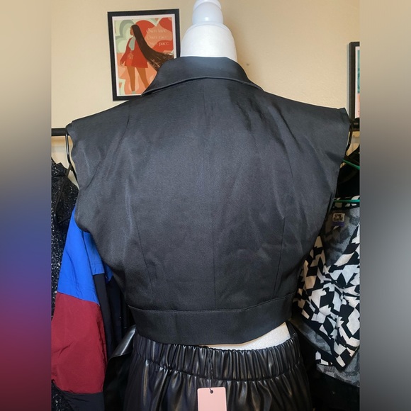 Sleeveless cropped blazer top. - Picture 3 of 5